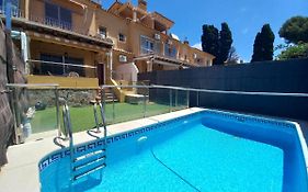 Adosado con piscina y vistas al mar.